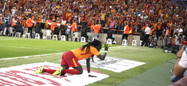 乐鱼体育安卓版-欧洲足球：豪门争夺激烈，冠军悬念升温！，欧洲足球豪门排名